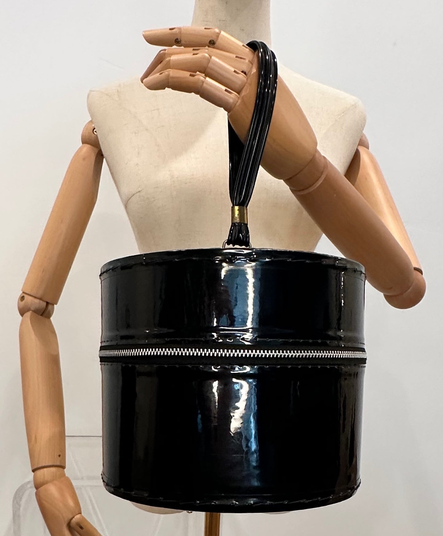 Cylindrical Patent Leather Small Barrel Handbag.