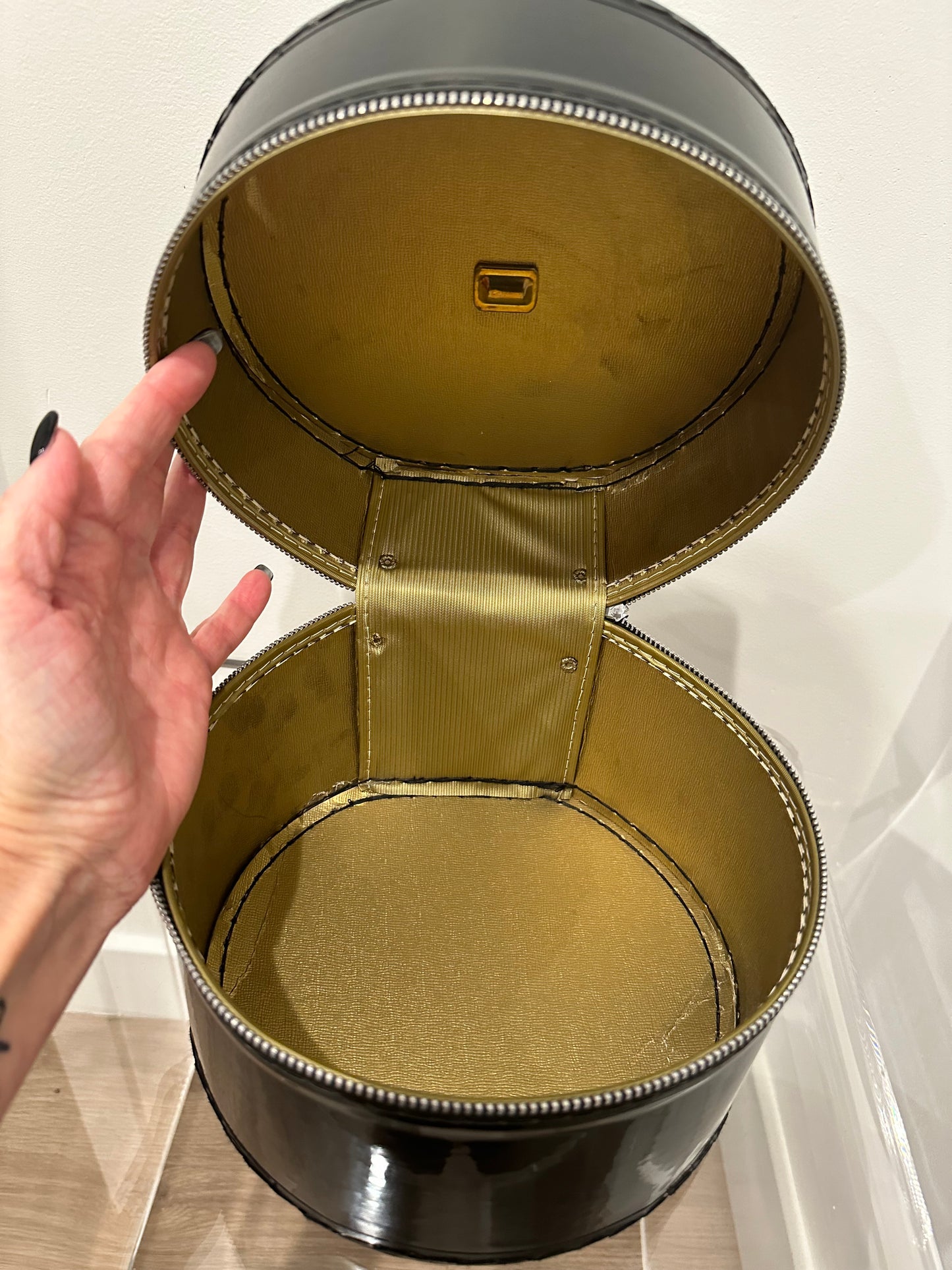 Cylindrical Patent Leather Small Barrel Handbag.