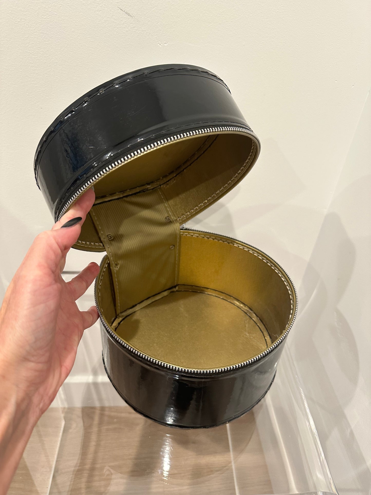 Cylindrical Patent Leather Small Barrel Handbag.